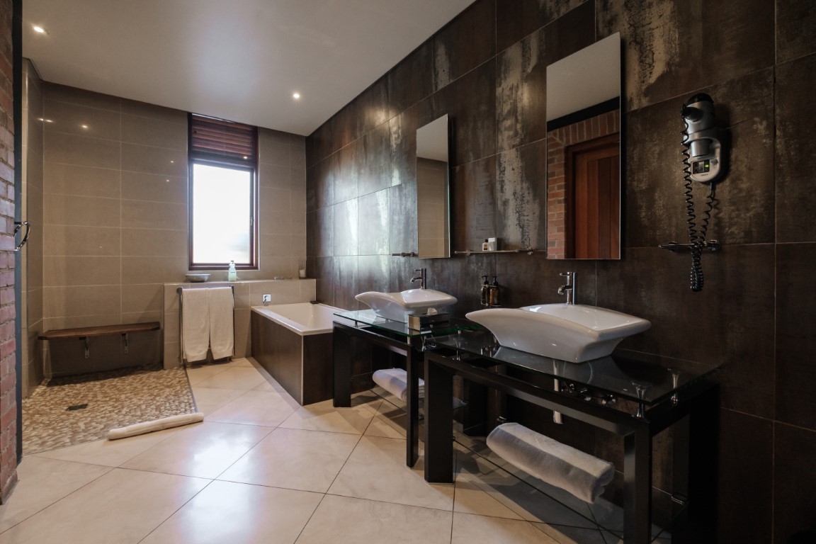 A spacious Riboville bathroom